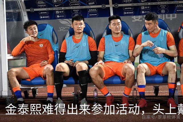 金泰熙难得出来参加活动，头上戴的是假发套，在镜头前面放不开显得很不自信